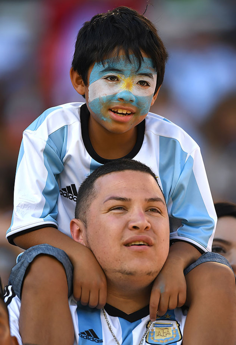 Argentina-fans-538494680.jpg